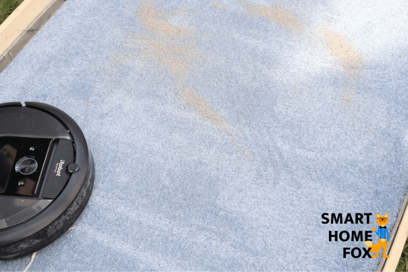 iRobot Roomba beim Sand Saugtest auf dem Teppich